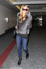 组图：希尔顿墨镜皮草装亮相 V字手势大方任拍