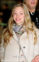 组图：好莱坞影星阿曼达-塞弗里德赴韩参加活动