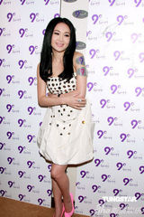 高清图：温碧霞时尚打扮出席画展 白裙露香肩长腿