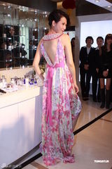 组图：蔡少芬穿高跟鞋挺大肚亮相 欲自然分娩