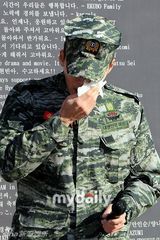 高清组图：韩星玄彬退役泪流满面 跪地谢粉丝