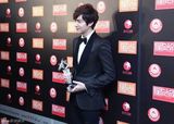 组图：韩星李敏镐《星尚大典》获人气奖