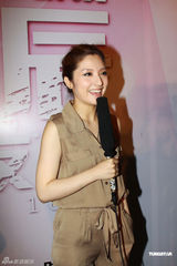 组图：潘辰裤装现身歌友会 与歌迷调皮互动受追捧