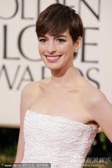 组图：金球红毯安妮-海瑟薇修身白裙曲线曼妙