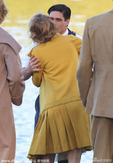 组图：绯闻女孩S片场热拥男星 风大掀裙尖叫