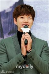 组图：全智贤首演电视剧 白蕾丝镂空裙高挑清瘦