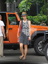 组图：梁静开俩豪车带孩子吃饭 孩子自己各一辆