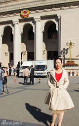 组图：芙蓉姐姐喜庆走进政协礼堂 小口吃饭扮优雅