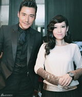 组图：胡兵携手周慧敏亮相 帅气出席时装发布会