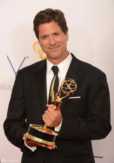 组图：艾美奖后台 导演史蒂芬-莱维坦捧奖杯乐不停