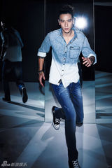 组图：王阳明时尚大片半裸秀身材 刺青吸睛