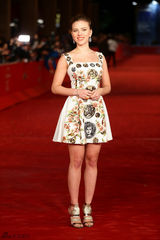 策划：不用扮英雄已能救世人 斯嘉丽性感宝典