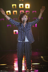 组图：周笔畅睡衣扮猫女 邓紫棋自弹自唱