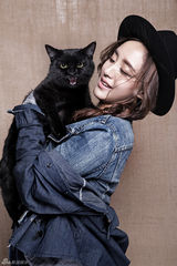 组图：王智手抱黑猫拍大片 巧搭牛仔个性魅力