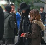 组图：林志玲宽檐帽遮脸无人识 中年男子偷瞄
