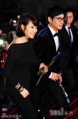 组图：金惠秀与刘俊相携手亮相青龙红毯