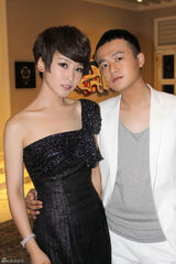 高清图：谢楠着长裙知性优雅 携手包贝尔亮相狮城 