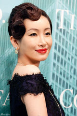 组图：秦海璐亮相太庙秀千万珠宝 造型复古典雅