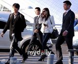 组图：金秀贤全智贤机场重聚 黑白配登对