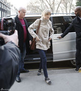 高清组图：泰勒-斯威夫特伦敦街拍马尾辫清新