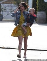 组图：比伯与女友享假日海滩 赛琳娜翘臀露股