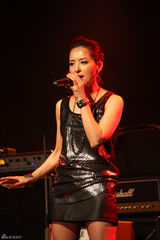 高清组图：韩星金孝妍助阵红绿灯演唱会 性感唱摇滚