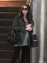 组图：梅根-福克斯挺大肚现身 爱子叼奶嘴萌呆