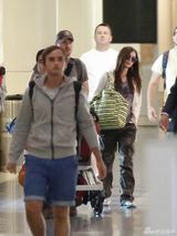 组图：梅根与老公现身机场 藏孕肚低调避狗仔