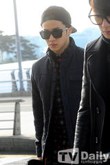 组图：韩团BEAST潮男出动 现身机场赴日演出