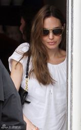 组图：36岁辣妈安吉丽娜-朱莉白裙现身咖啡馆