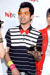 幻灯图：众星为电台庆生 现场进行男男火热激吻