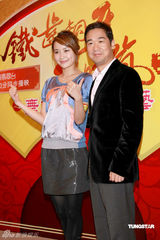 幻灯图：《纪晓岚》香港宣传 杨千嬅为张国立泡茶