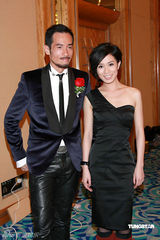 幻灯图：邵美琪披婚纱露幸福笑容 与新郎陈豪显默契