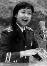 组图：彭丽媛青涩旧照回顾 外媒赞其形象姣好