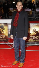 幻灯图：沃辛顿携女友亮相《诸神之战》英国首映