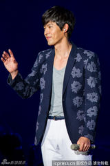 高清组图：玄彬上海开唱 与粉丝合影自拍乐陶陶