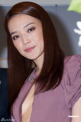 组图：舒淇优雅长裙性感代言 低胸美背十足抢镜