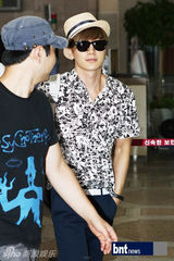 组图：SJ少女时代亮相机场将赴日演出