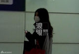组图：柳岩戴口罩回京 长发披肩独自推行李