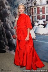 组图：安妮海瑟薇出席舞会 一袭洁白礼服如童话公主