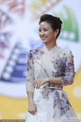 组图：电影频道主持人经纬白裙现身 优雅招手