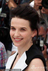 幻灯：《合法副本》记者会 比诺什黑装个性抢眼