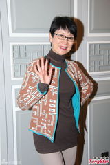 组图：白雪仙梅雪诗纪念任剑辉 贵气珠宝环身