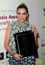 组图：Ke$ha卡通熊猫裤亮相 炫彩马尾辫镶金牙