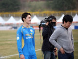 高清图：金俊秀任队长帅气踢球 金贤重等首场热身赛