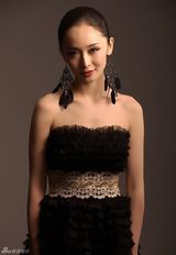 组图：李曼梦幻写真女人味足 优雅俏皮尽显妩媚