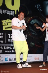 组图：陈奕迅台北签票遭台风搅局 演唱会曲目歌迷选