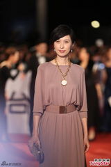 组图：刘青云伉俪亮相 郭蔼明藕粉裙优雅大方