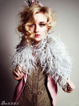 组图：达科塔-范宁金色卷发登封面 萝莉初成长