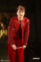 幻灯图：张敬轩红馆开唱 方大同现身担任嘉宾